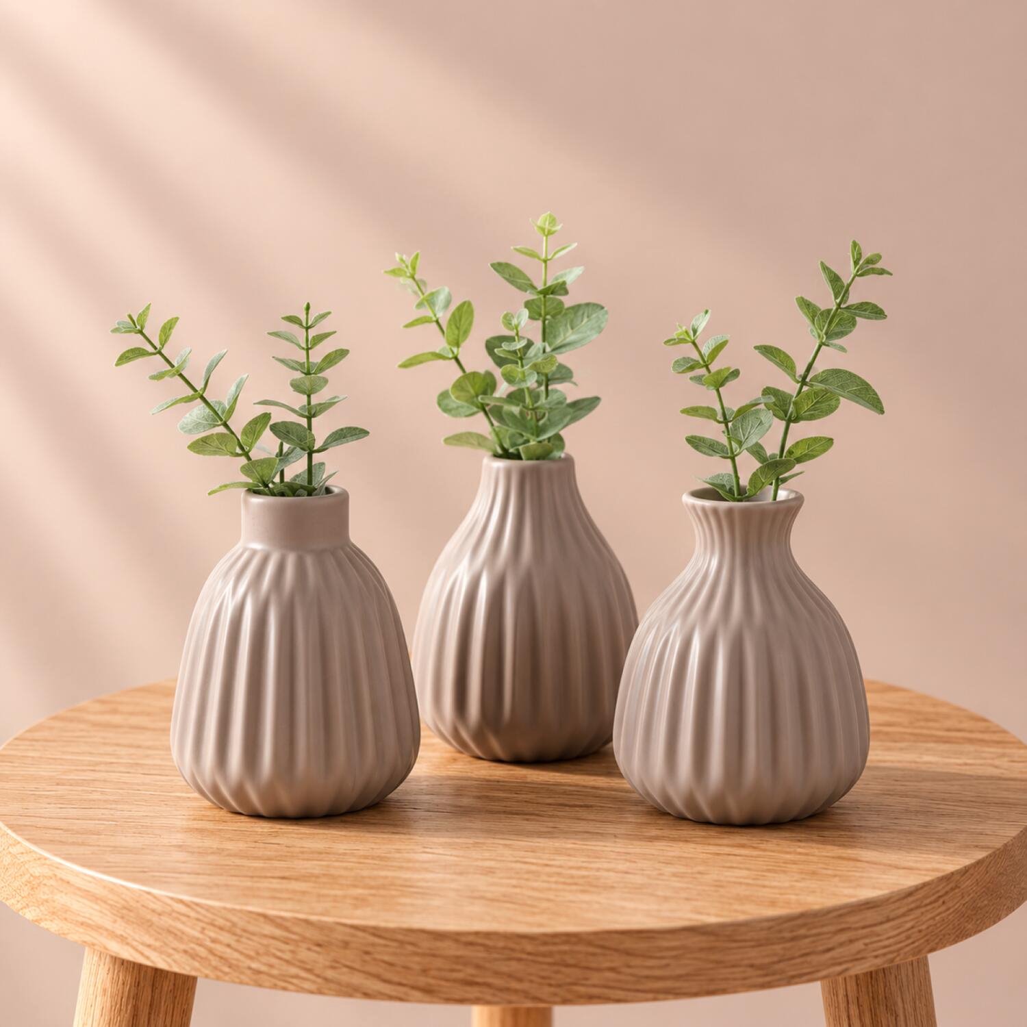 Deco by Boltze set 3x mini vaasjes - taupe - porselein - 11 cm - bloemenvaas - mix vormen - voor bloemetjes