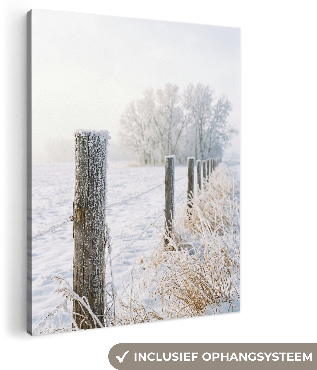 Canvas schilderij 90x120 cm - Exclusieve wanddecoratie Hek - Sneeuw - Mist - Platteland - Nostalgisch - Muurdecoratie woonkamer - Slaapkamer decoratie - Kamer accessoires - Schilderijen op canvas groot XXL