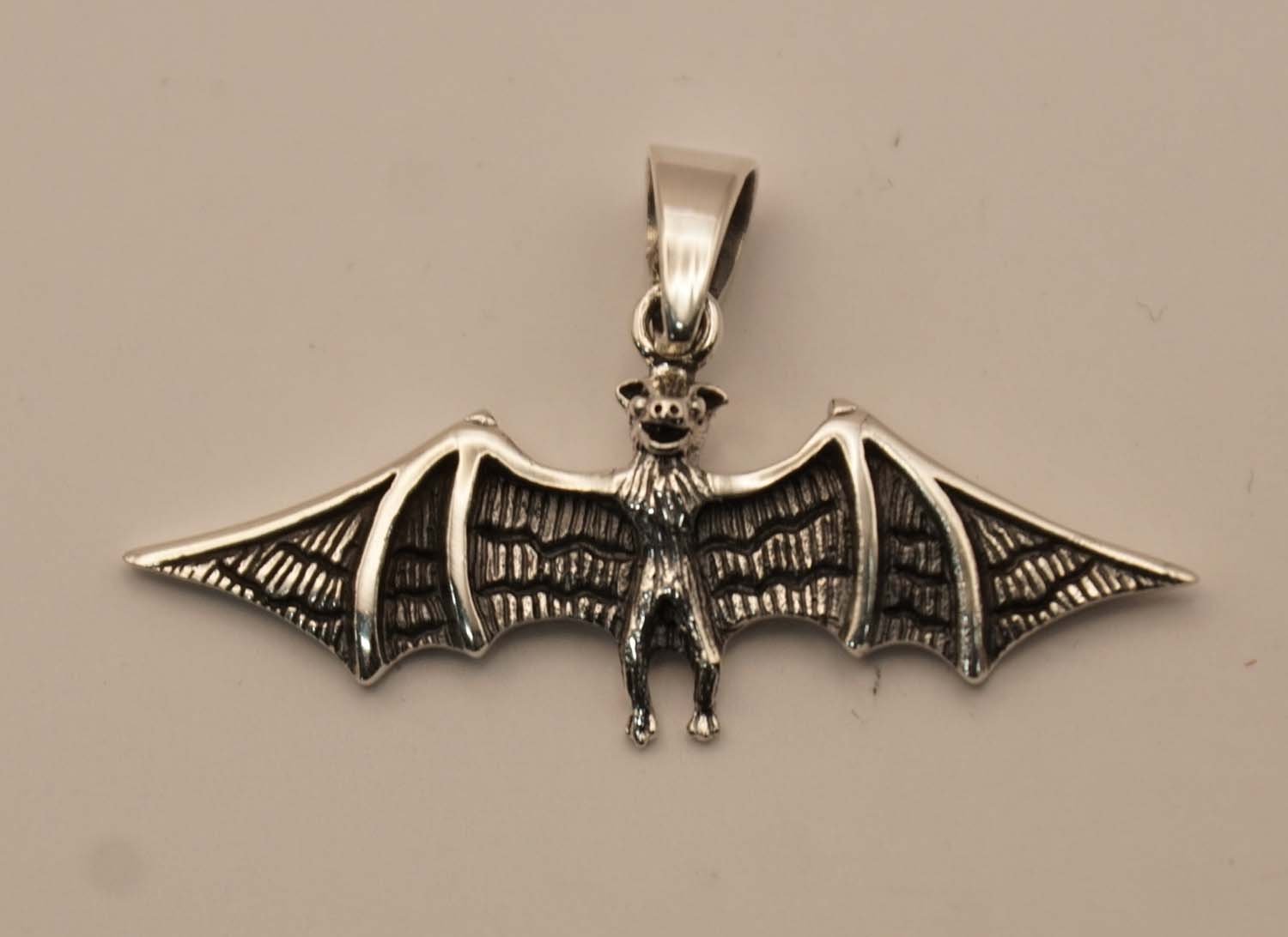 Sterling zilveren hanger vleermuis - zilver vleermuis hangertje voor aan ketting - silver bat pendant for collier - 925 zilveren hanger griezelige dier