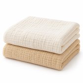 Twee gevouwen hydrofiele doeken, een beige en een off-white, in vierlaagse katoenstructuur.