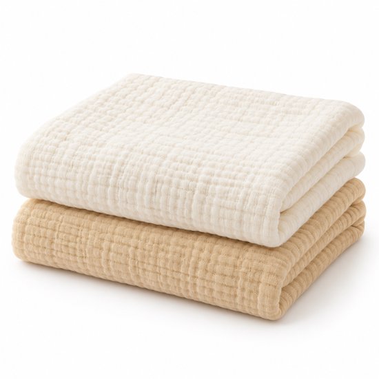 Twee gevouwen hydrofiele doeken, een beige en een off-white, in vierlaagse katoenstructuur.