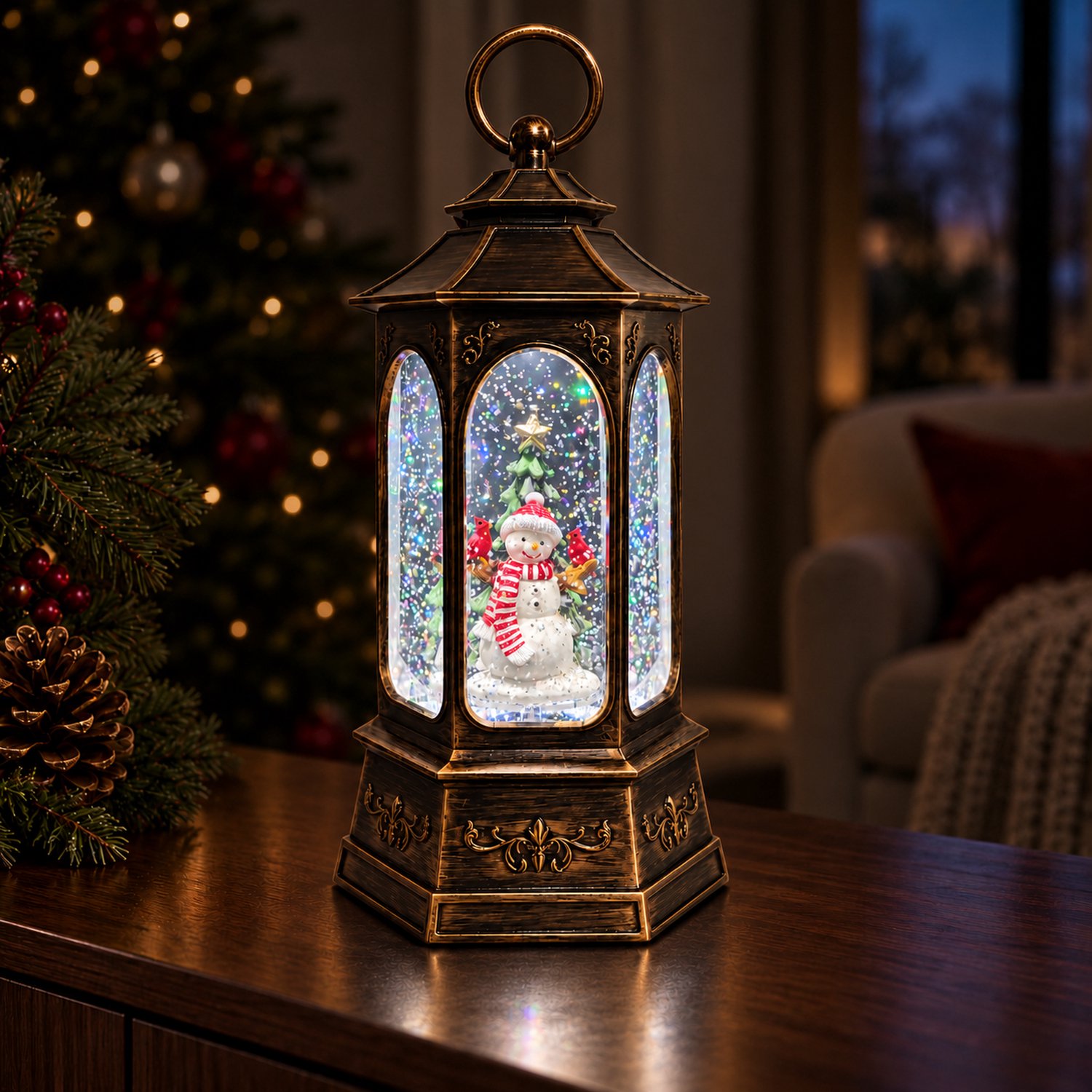 EasyMart Kerstlantaarn - Sneeuwbol met Muziek en LED Verlichting - Waterlantaarn met Bewegende Glitter - 27 cm - Sneeuwpop - Kerstdecoratie Binnen - Sneeuweffect - Zeshoekig - USB Kabel Inbegrepen - Op 3 AA Batterijen - Bronskleurig – foto 5
