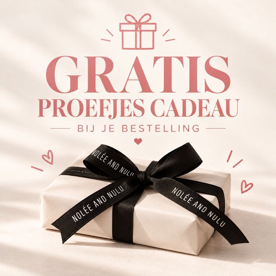 Cadeautje ingepakt in licht papier met een zwart Nolée and Nulu lint, met tekst over gratis proefjes.