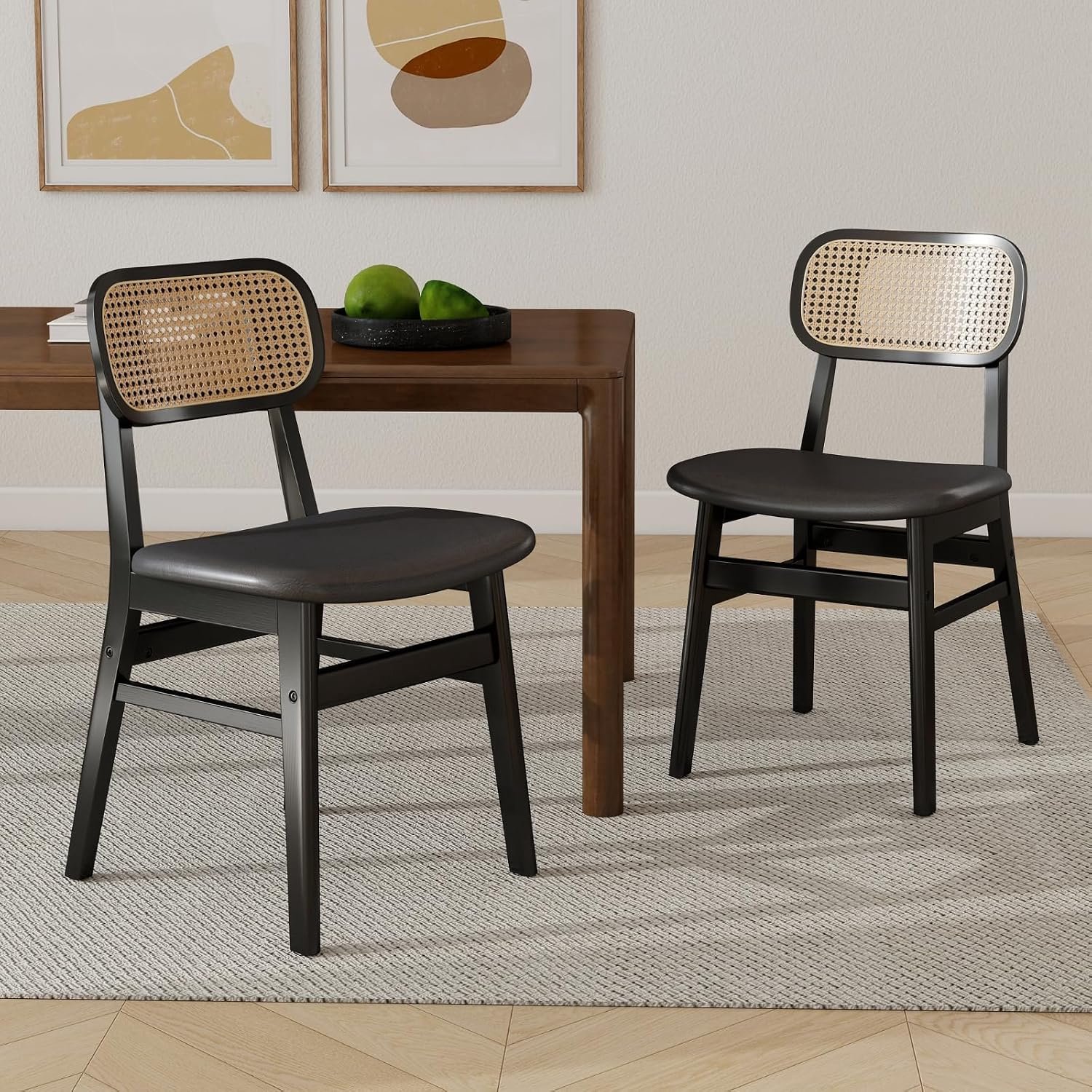 Rotan Eetkamerstoelen Set van 2 met Zwarte PU Leren Zitting, Gevlochten Rugleuning en Houten Poten – Comfortabele Scandinavische Keukenstoelen zonder Armleuningen 80 x 47 x 49,5 cm