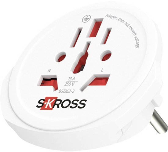 Witte Skross reisadapter met rode details, geschikt voor 13 A en 250 V, met waarschuwing dat hij geen spanning omzet.