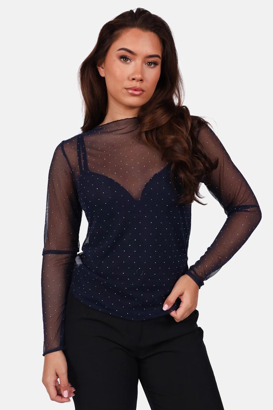 Donkerblauwe mesh top met zilverkleurige studs, gedragen over een bijpassende top met spaghettibandjes.