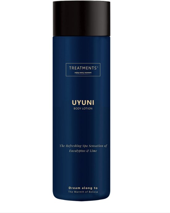 Donkerblauwe Treatments Uyuni bodylotionfles met zwarte dop en gouden opdruk, geur van eucalyptus en limoen.