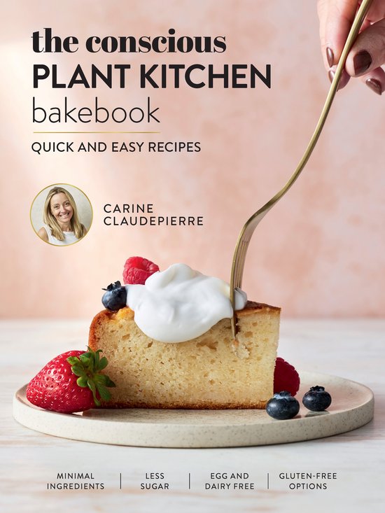 Kookboekcover met stukje cake, fruit en slagroom, titel 'The Conscious Plant Kitchen bakebook' door Carine Claudepierre.