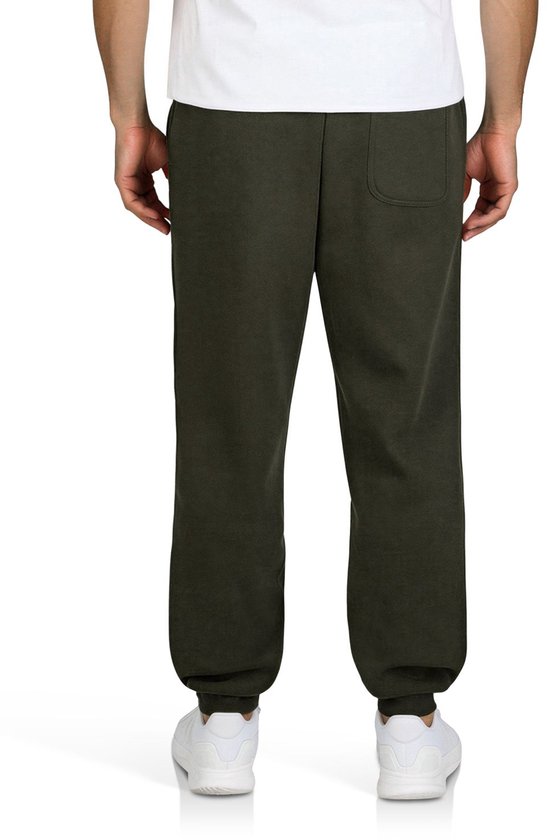 Olijfgroene joggingbroek van achteren gezien, voorzien van een achterzak en geribbelde boorden bij de enkels.