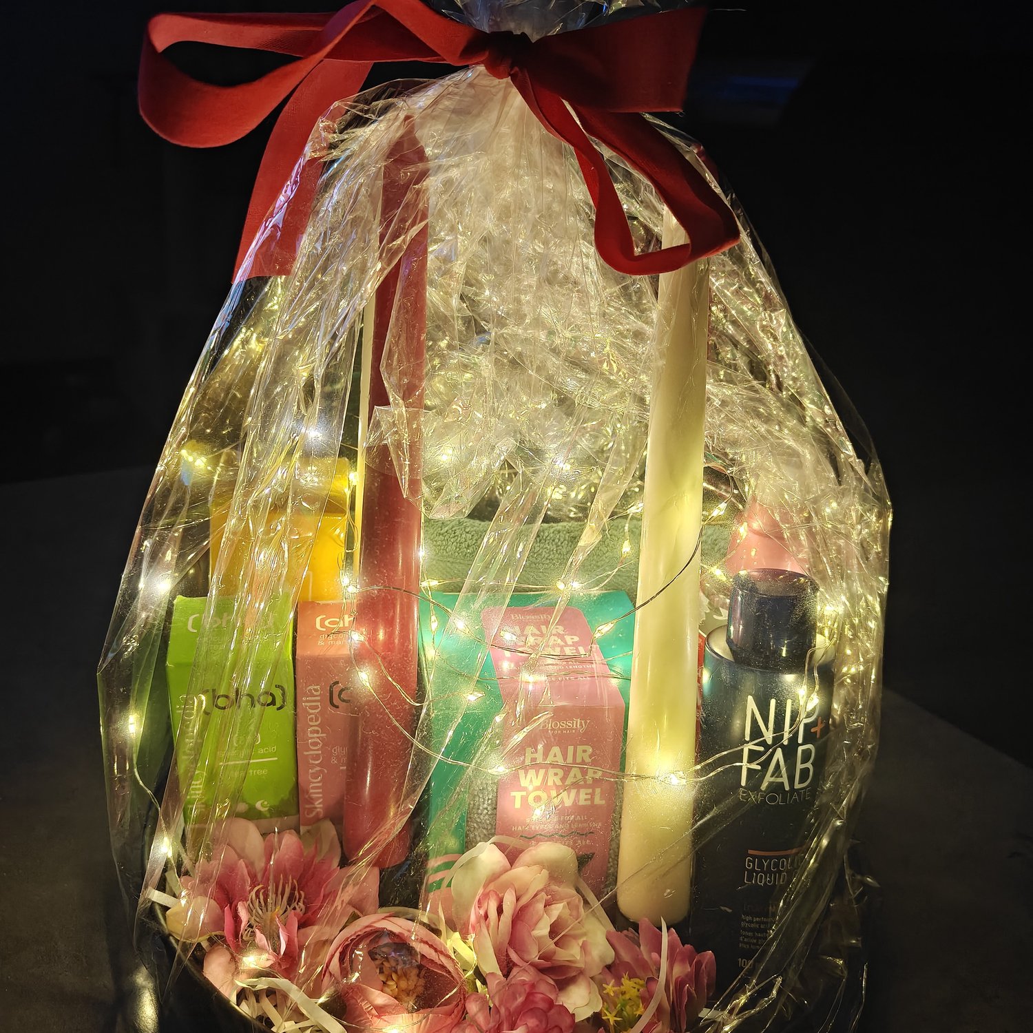 Ultieme 10-Delige Home Spa & Wellness Cadeaubox Vrouw - Exclusief Handgemaakt Verwenpakket met 50 LED Magische Verlichting, Heerlijke Bodymist, 4 A-Merk Skincare & Luxe Dinerkaarsen - Het Ultieme Kerst & Valentijn Wauw-Cadeau!