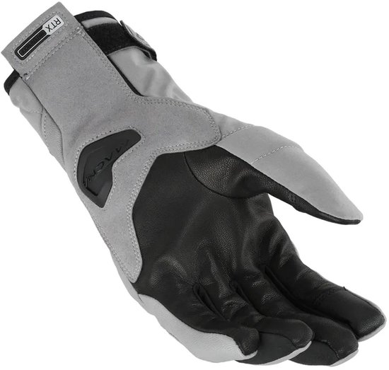 Handpalmzijde van een grijze en zwarte Macna motorhandschoen met RTX waterproof label en Macna logo.