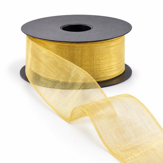 Gouden organza lint van 40 mm breed op een zwarte spoel, met een glanzende, doorschijnende textuur.
