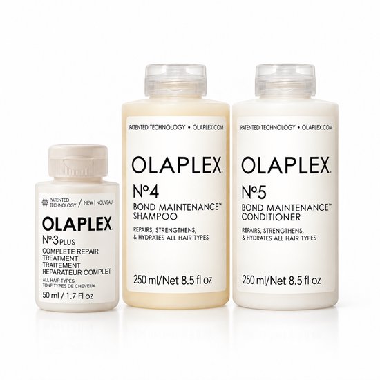 Olaplex trio met No. 3 behandeling, No. 4 shampoo en No. 5 conditioner in witte flessen.