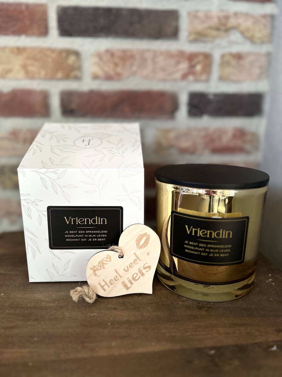 Creaties van hier House of light – Kaars – vriendin Goud - 3 lonts – 12x12x12 cm - 1,7 kilo – 20+ uur - met houten hartje vriedin goud