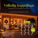 Warmwitte ijspegelverlichting aan een bakstenen huis. Tekst: Volledig koppelbaar tot 20 meter, 2x 4 meter, totaal 8 meter.