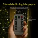 Hand met afstandsbediening voor LED lichtgordijn, met aan/uit, timer en dimfunctie.