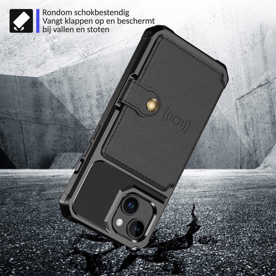 Zwarte schokbestendige telefoonhoes met pasjesvak en drukknoopsluiting op een betonnen ondergrond.