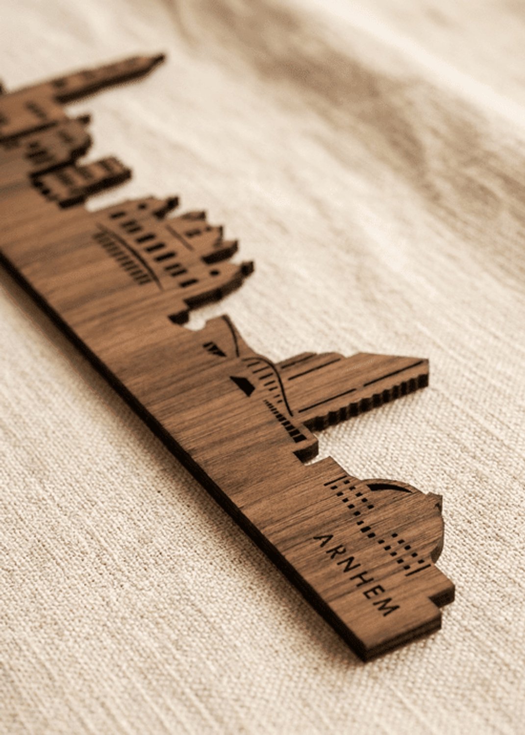 Houten Skyline Arnhem | Wanddecoratie voor aan de muur | Noten | 70 x 12 cm
