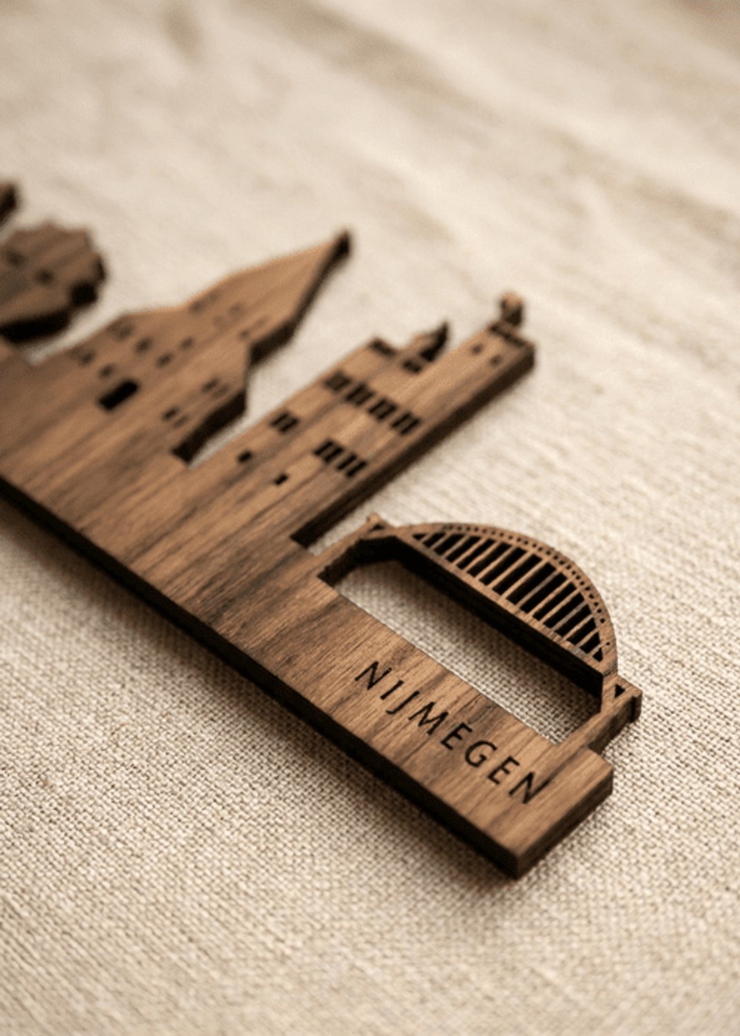 Houten Skyline Nijmegen | Wanddecoratie voor aan de muur | Noten | 70 x 14 cm