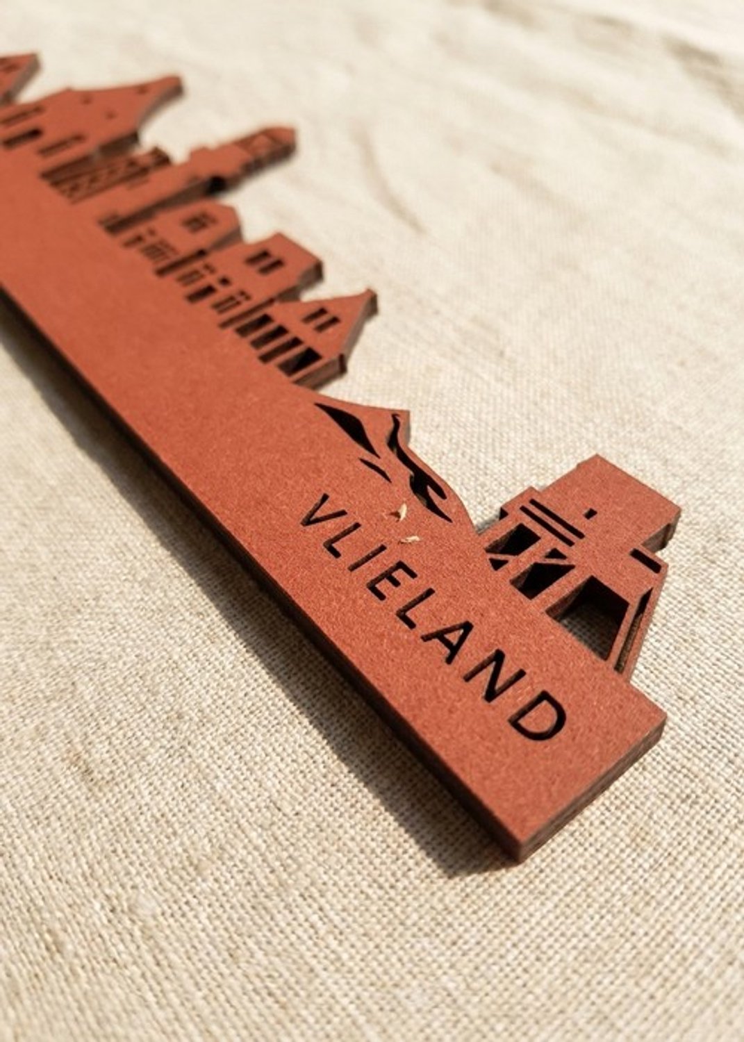 Houten Skyline Vlieland | Wanddecoratie voor aan de muur | Rood MDF | 70 x 14 cm