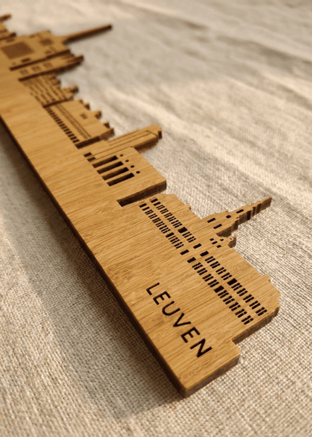 Houten Skyline Leuven | Wanddecoratie voor aan de muur | Bamboe | 70 x 13 cm