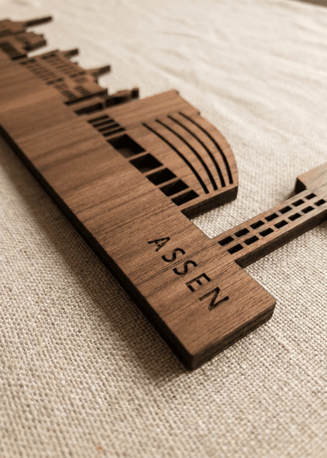 Houten Skyline Assen | Wanddecoratie voor aan de muur | Noten | 100 x 14 cm
