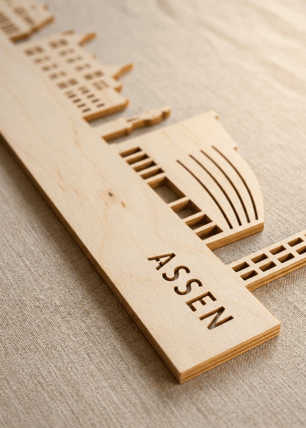 Houten Skyline Assen | Wanddecoratie voor aan de muur | Berken | 100 x 14 cm