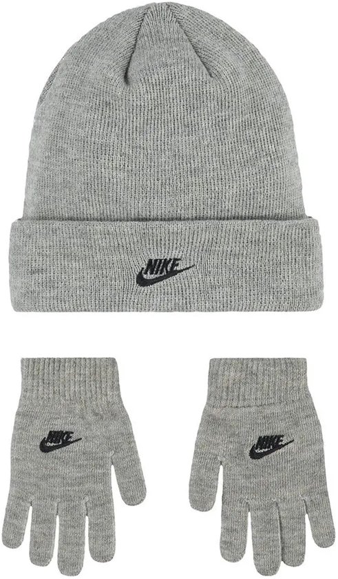 Set van een grijze gebreide muts en handschoenen, beide met een zwart geborduurd Nike-logo.