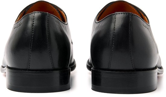 Achterzijde van zwarte Van Lier veterschoenen met een lage hak en gestikt detail.