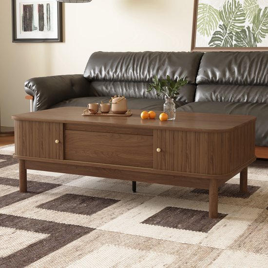 Bruine houten salontafel met lamellenschuifdeuren, centrale lade en opengewerkte zijkanten voor een woonkamer.