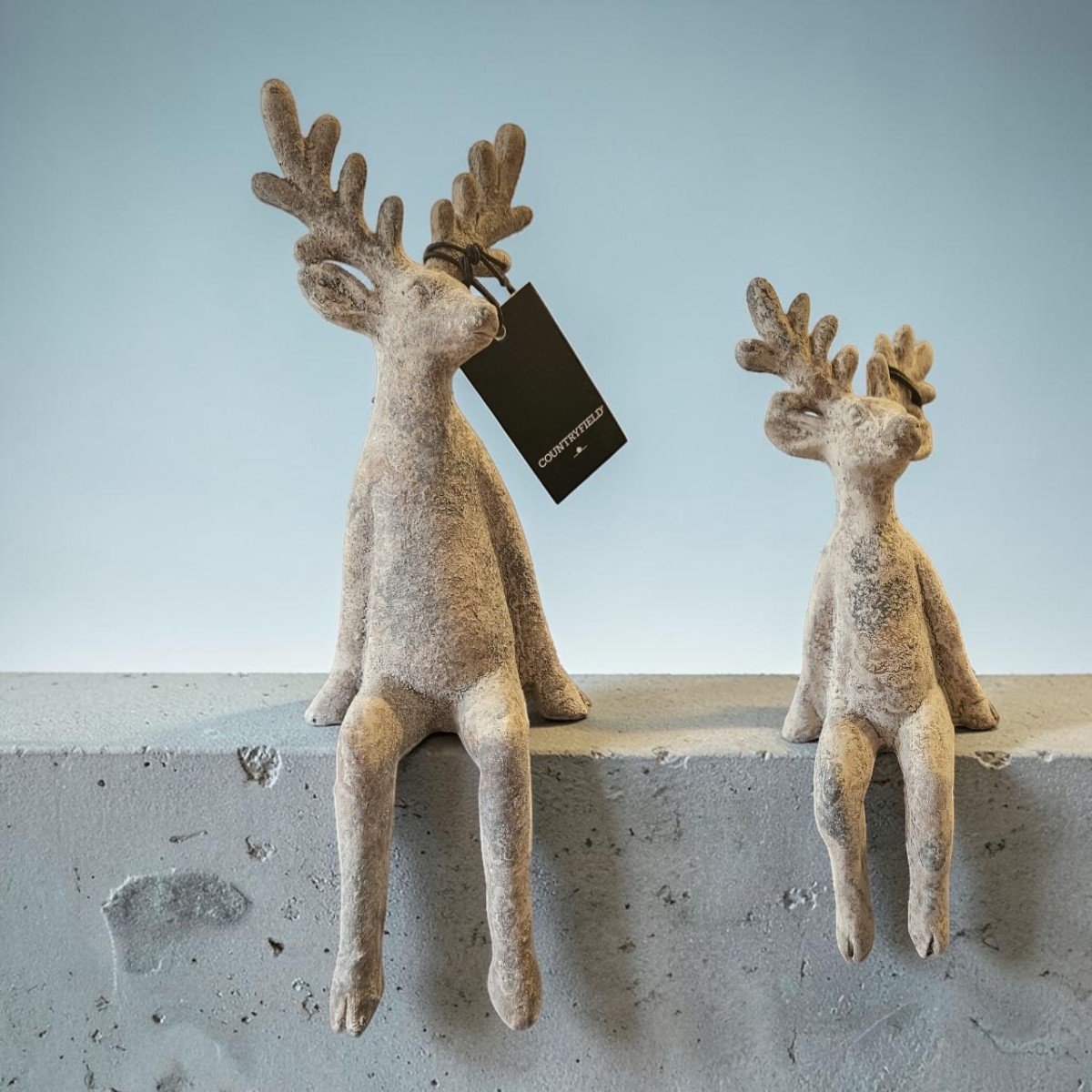 Countryfield Zittende Herten Set van 2 – 23 & 30 cm – Decoratieve Hertenbeelden met Bungelende Benen – Landelijke Woondecoratie – Kerstdecoratie – Winterdecoratie