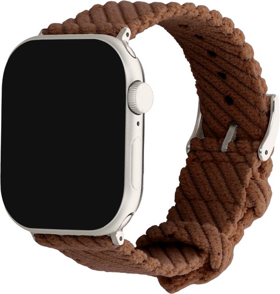 Une Apple Watch argentée avec un bracelet en velours côtelé marron.