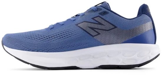 Blauwe New Balance sportschoen met een witte zool en grijs 'N' logo.