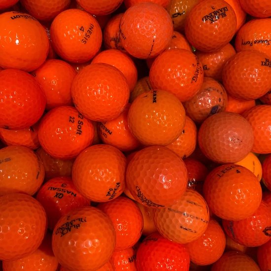 Een grote stapel oranje golfballen.