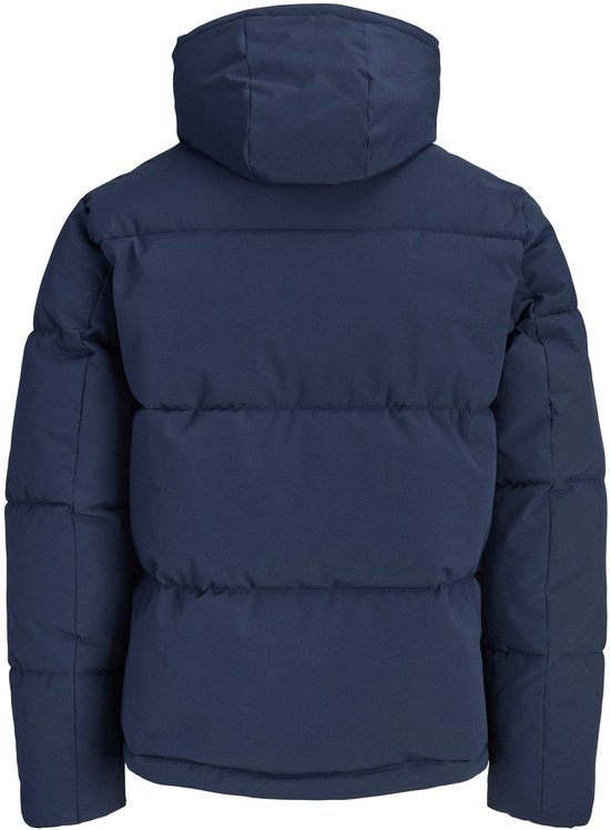 Achterkant van een donkerblauwe pufferjas met capuchon en horizontale naden.