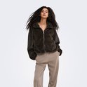 Model draagt donkerbruin, kort, faux fur jack met ritssluiting en opstaande kraag.