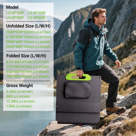 Een man in outdoor kleding draagt een donkergrijs, opvouwbaar zonnepaneel met een felgroene handgreep. Hij staat in een berglandschap.
