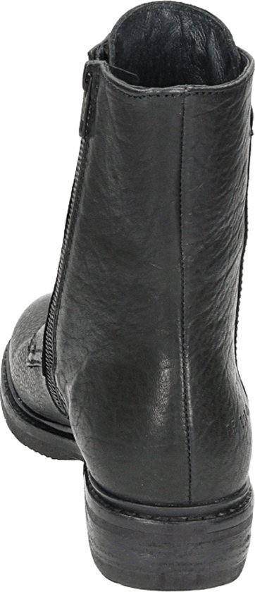 Achterkant van een zwarte leren veterboot met rits, grove zool en blokhakje.