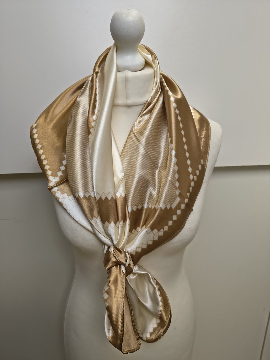 Vierkante dames sjaal Suzie-fantasiemotief-beige wit bruin-90x90
