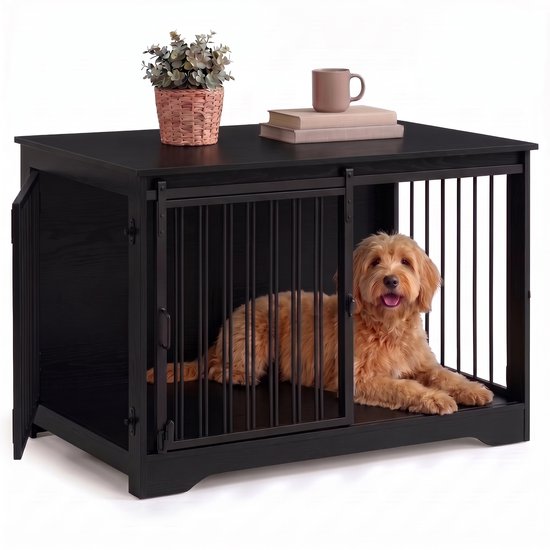 Zwarte hondenbench met schuifdeur, waarin een hond ligt. De bench heeft een houten uitstraling en een metalen traliedeurtje.