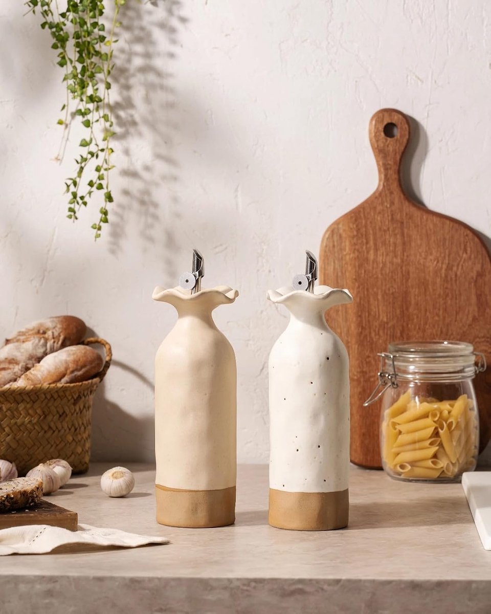 Olijfolie fles - 600 ml - Olie Dispenser - Keramische Oliekan - Aardewerk met Automatische RVS Schenktuit & Lichtdicht - Geschikt voor Olijfolie, Azijn, Koken - 8 x 26.5 cm - Beige — cadeau in Kookcadeaus - foto 6
