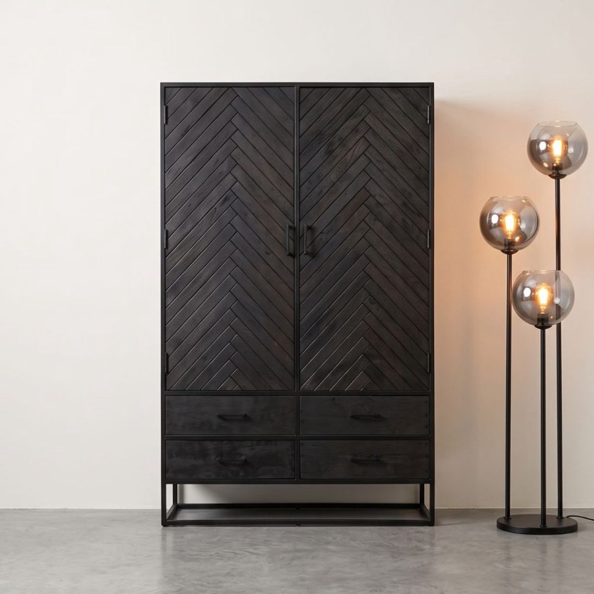 HUUS - Hoge Kast Floor - Zwart - Mangohouten opbergkast
