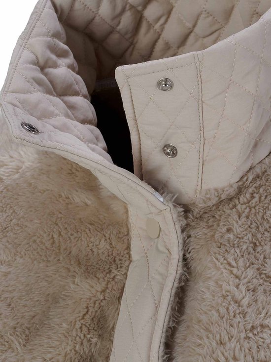 Detailopname van de zandkleurige bodywarmer met gewatteerde kraag, knopen en fleece stof.