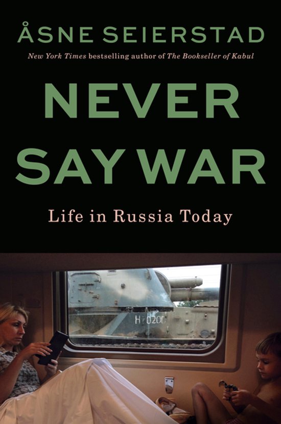 Boek 'Never Say War' van Åsne Seierstad, met een foto van een vrouw en kind in een trein, kijkend naar een tank.