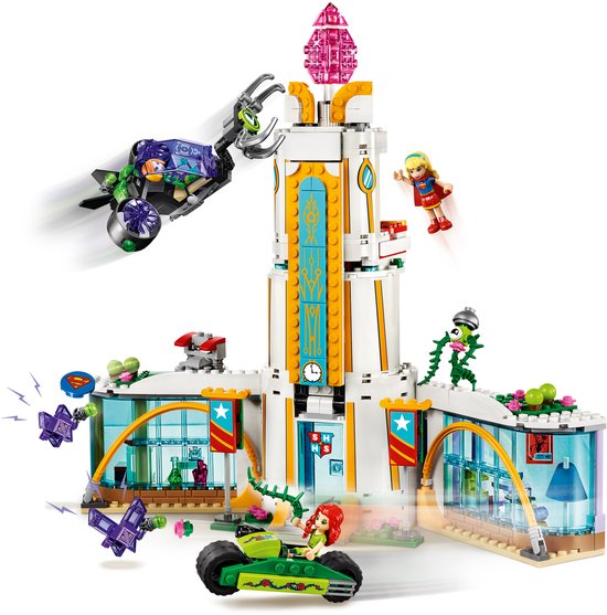 LEGO DC Super Hero Girls Superheldenschool met toren, groene buggy en paarse flyers.