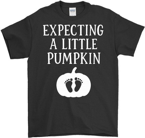 Zwart t-shirt met witte tekst "EXPECTING A LITTLE PUMPKIN" en een afbeelding van een pompoen met babyvoetjes erin.