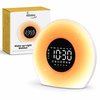 ADSafety wekker met zonsopgang simulatie. De wekker is wit met een rond display waarop 10:30 en dagen van de week worden weergegeven. De omringende gloed is oranje en geel.