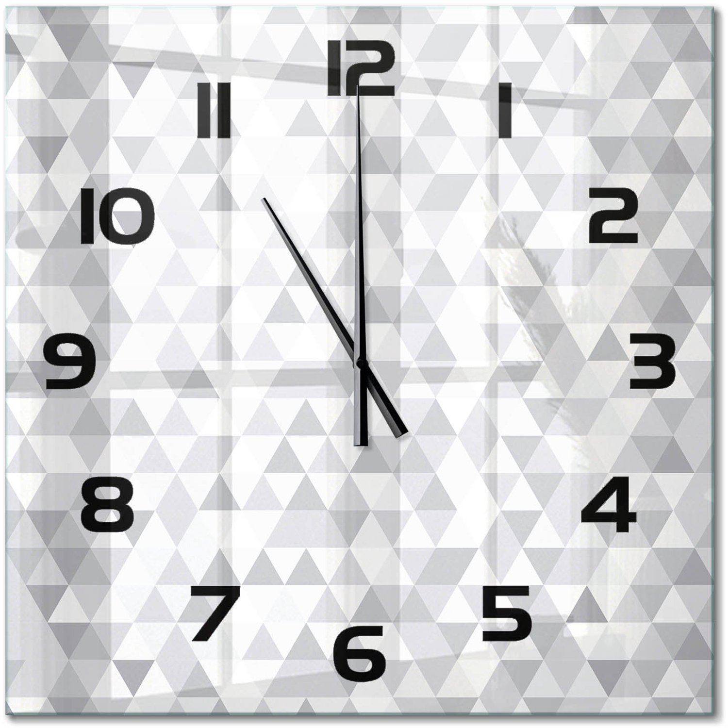 TULUP Wandklok - Grijze driehoeken Wandklok Glas Decoratie - 60x60 cm - Grijs Gekleurde Glazen Klok - Zwarte handen - Vierkante Klok - Klok Glas Met Opdruk - Moderne Wandklok Glas