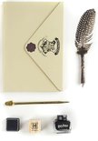 Harry Potter schrijfset met beige envelop met Hogwarts-zegel, veerpen, gouden pen, inktpot en een H-stempel.