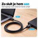Installatievoorbeeld: USB-C kabel verbonden met laptop en Micro-B 3.0 met harde schijf.